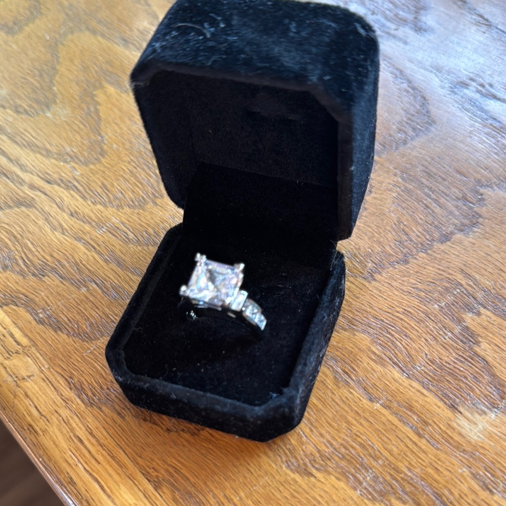 Elegant Silver Ring with Clear Gemstone
